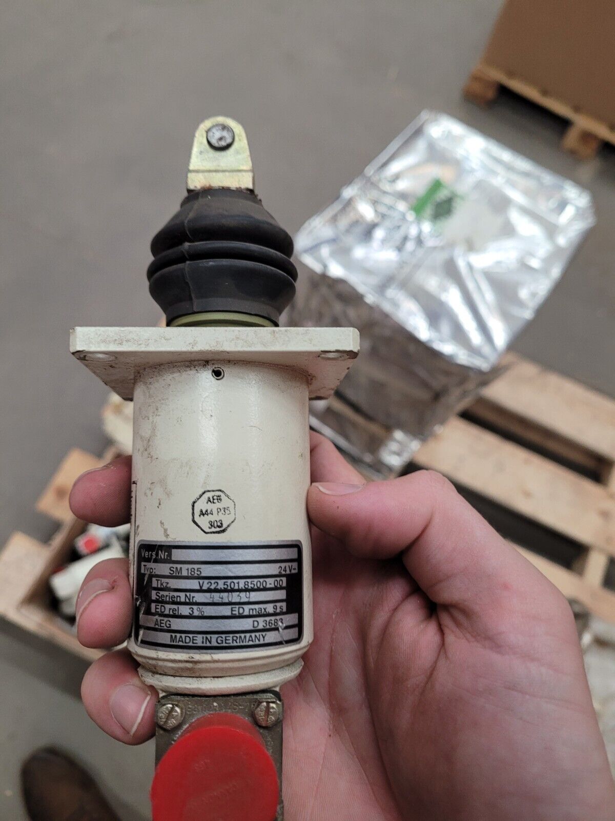 SOLENOID,ELECTRICAL VENTIL P/N V22.501.8500.00 24V SM 185 USE W/ LEO1 A5