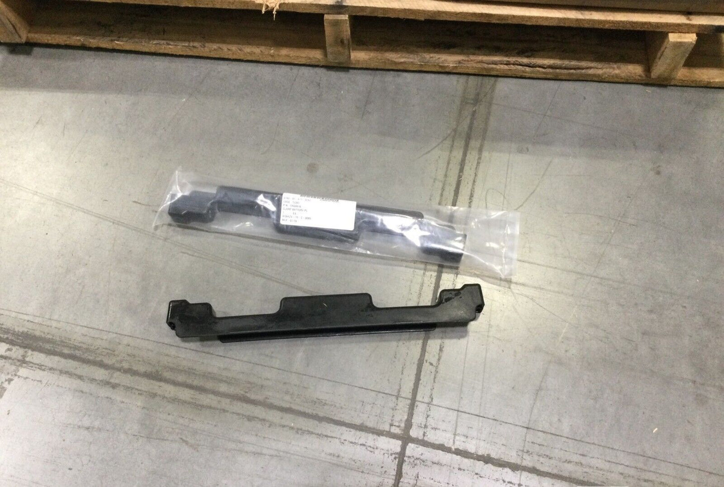 MILITARY M1279 TRUCKOSHKOSH RETAINER BATTERY CLAMP 12600616 6160-01-671-9262