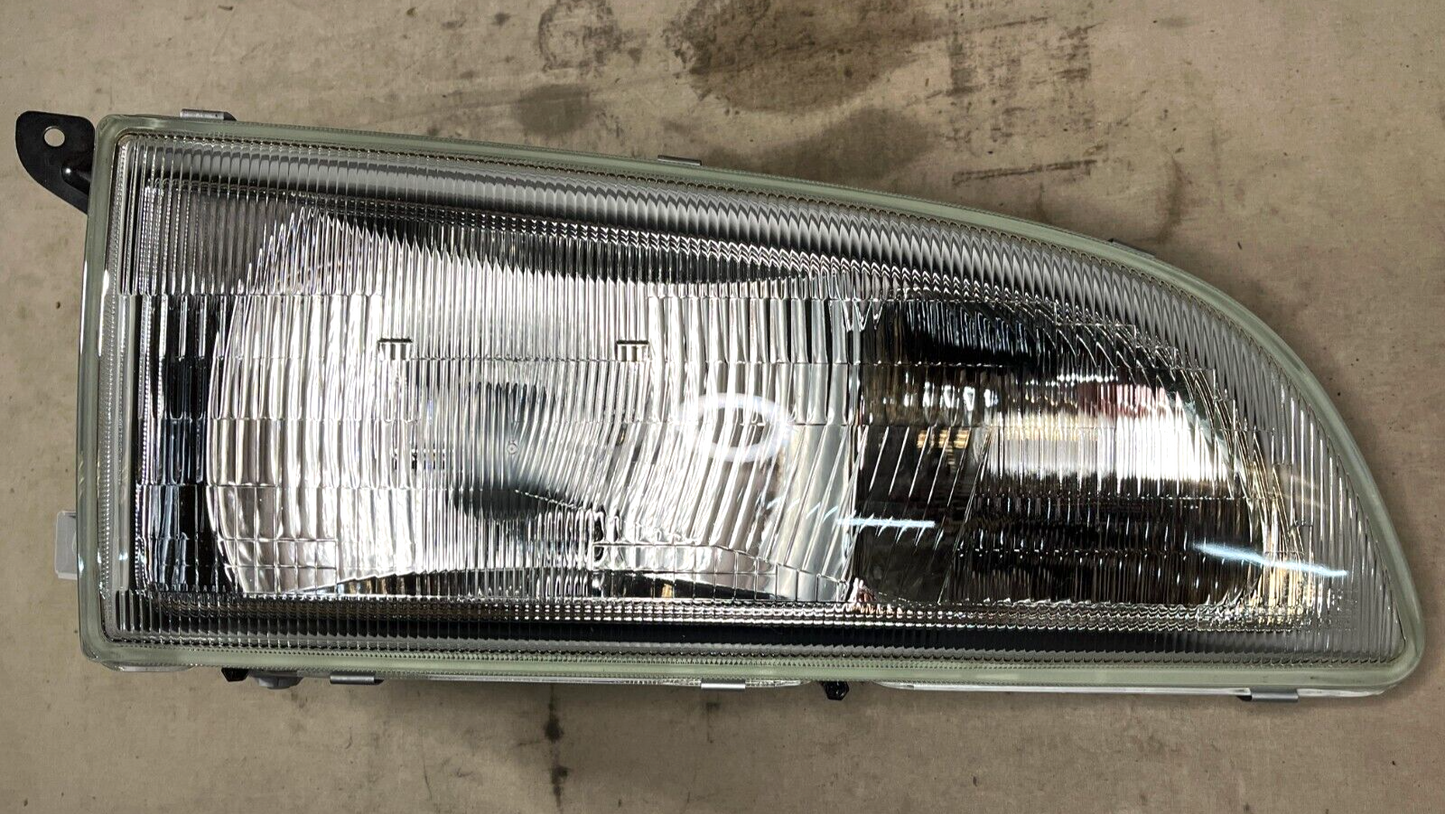 NEW GENUINE OEM HYUNDAI COUNTY 24V 5W  RH HEADLIGHT LAMP ASSEMBLY 921025A100