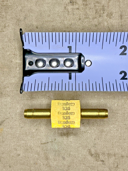 M998 HMMWV DANFOSS 12339969 1/4'' 1/8'' PIPE TO HOSE TEE FRONT 4730-01-192-8086