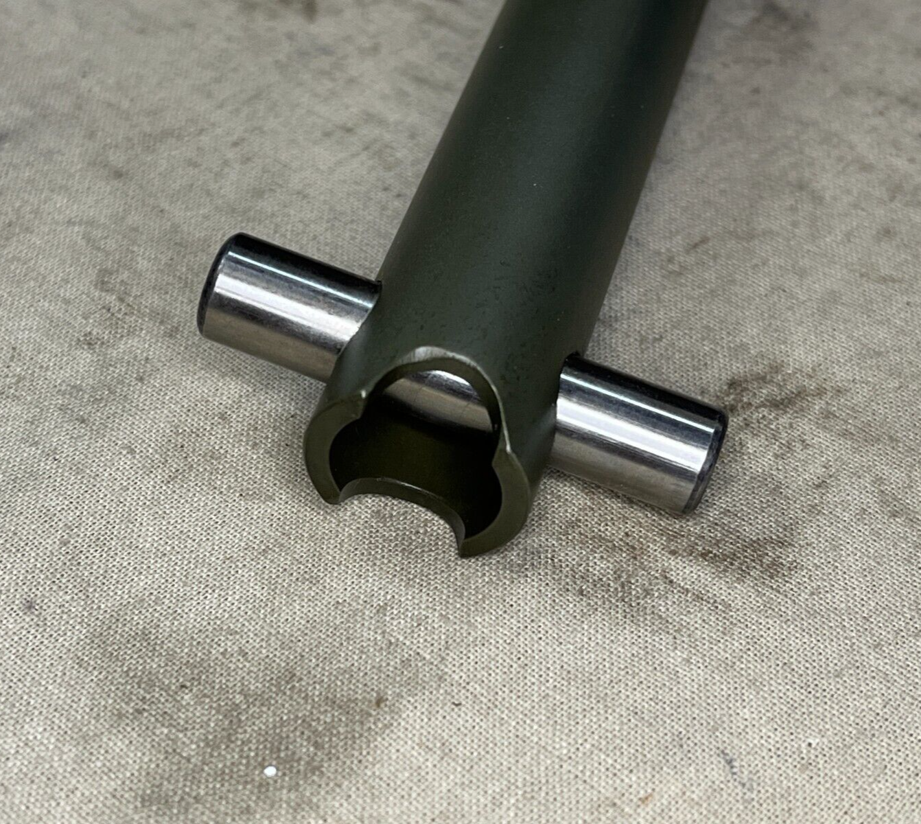NEW HMMWV BAE SYSTEMS 4660128-002 LATCH PIVOT ROD RIGHT 1001624 2540-01-580-3941