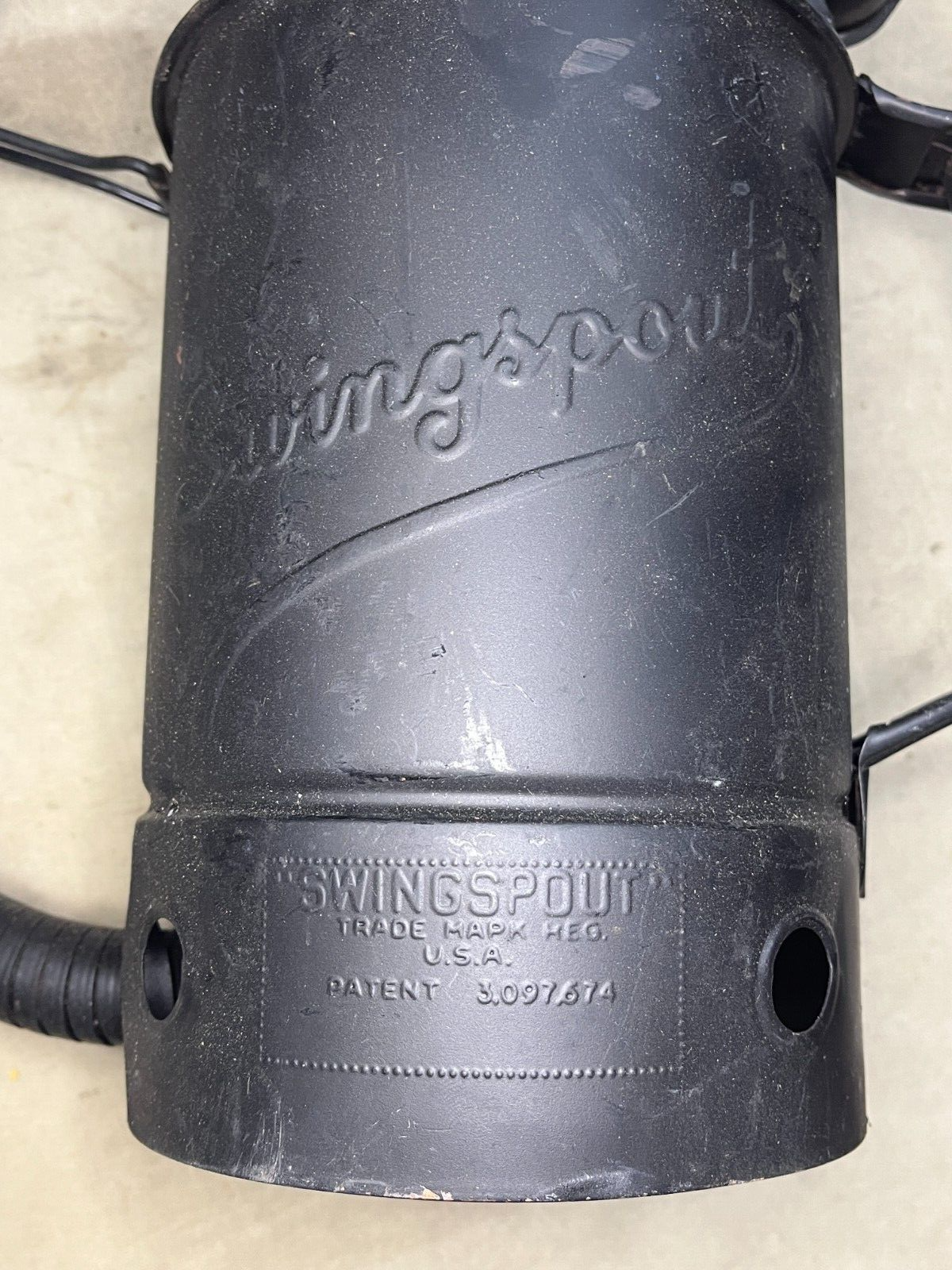 SWINGSPOUT LX-1532 FLOW CONTROL LIQUID MEASURE FLEXIBLE 2 QUART 7240-00-255-8113