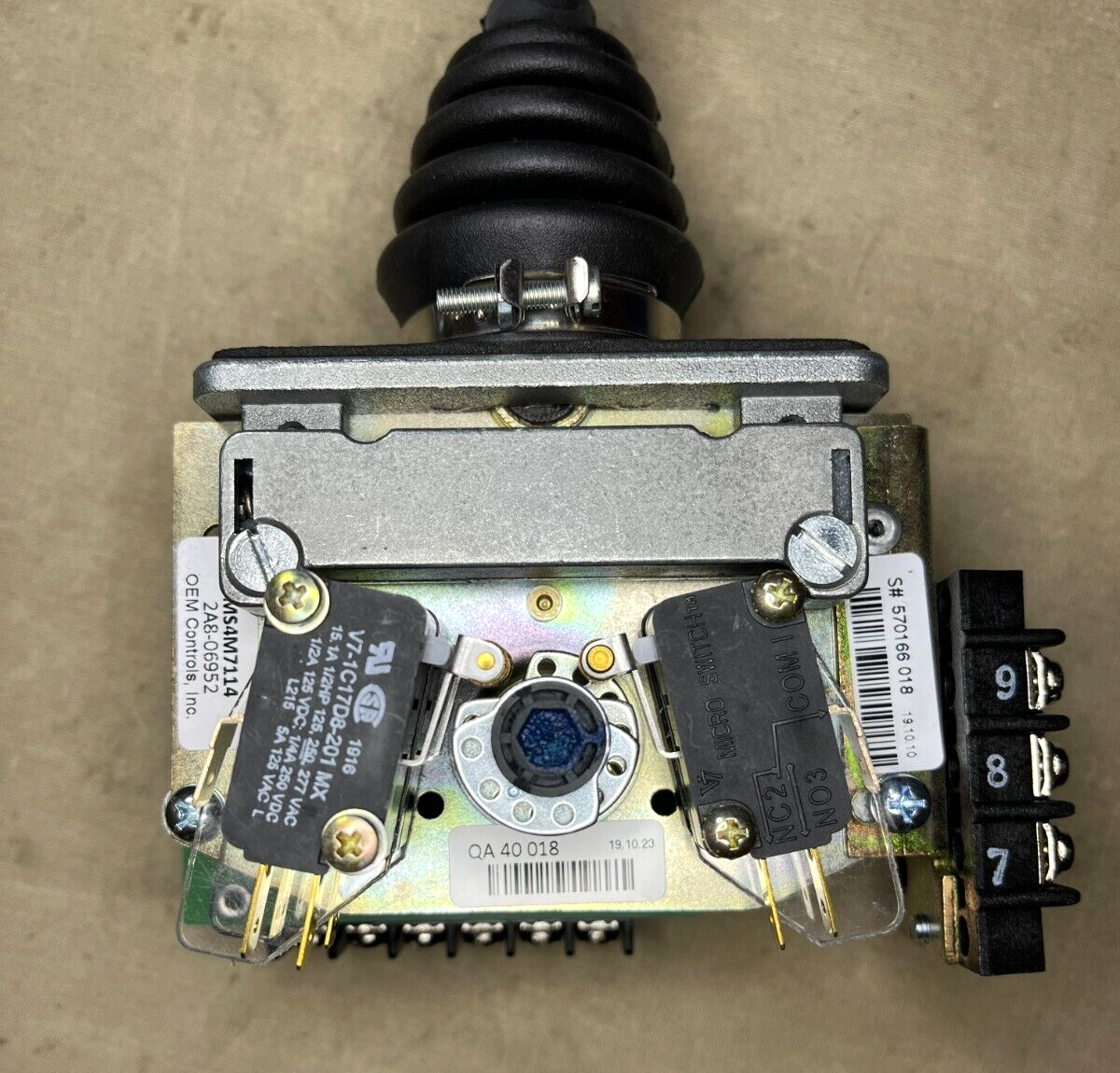 NEW OEM CONTROLS MS4M7114 2A8-06952 277VAC LEVER SWITCH 5930-01-424-4131