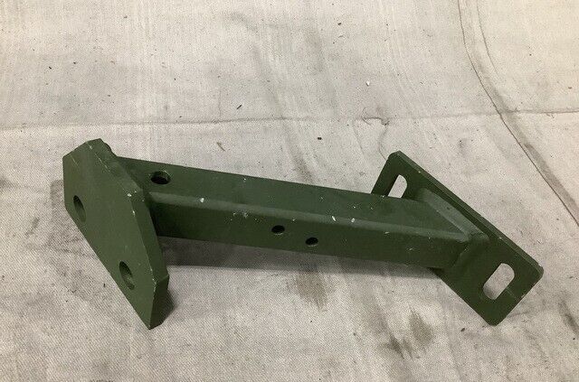 LVSR MKR18 8.2'' PLAIN MOUNTING BRACKET RH 3767271 3694686 5340-01-566-0264