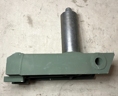 M332 1 1/2-TON, 2-WHEEL TRAILER 12259828 8331539 WHEEL SPINDLE 2530-00-693-0736