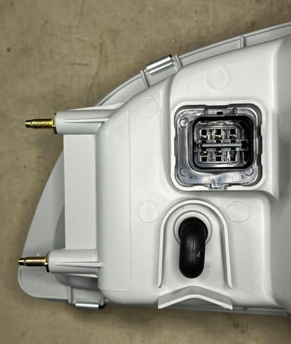 NEW GENUINE OEM HYUNDAI COUNTY 24V 5W  RH HEADLIGHT LAMP ASSEMBLY 921025A100