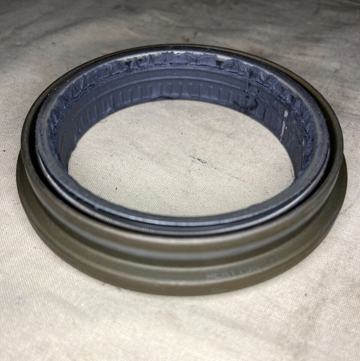 M-915 TRUCK SERIES R945008 MERITOR DRIVE AXLE OIL SEAL 3949186 5330-01-388-7501