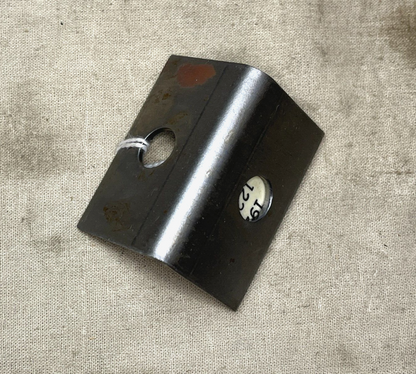 MILITARY M939 TRUCK SERIES 12256040 ONE HOLE ANGLE BRACKET 5340-01-090-7627 NOS