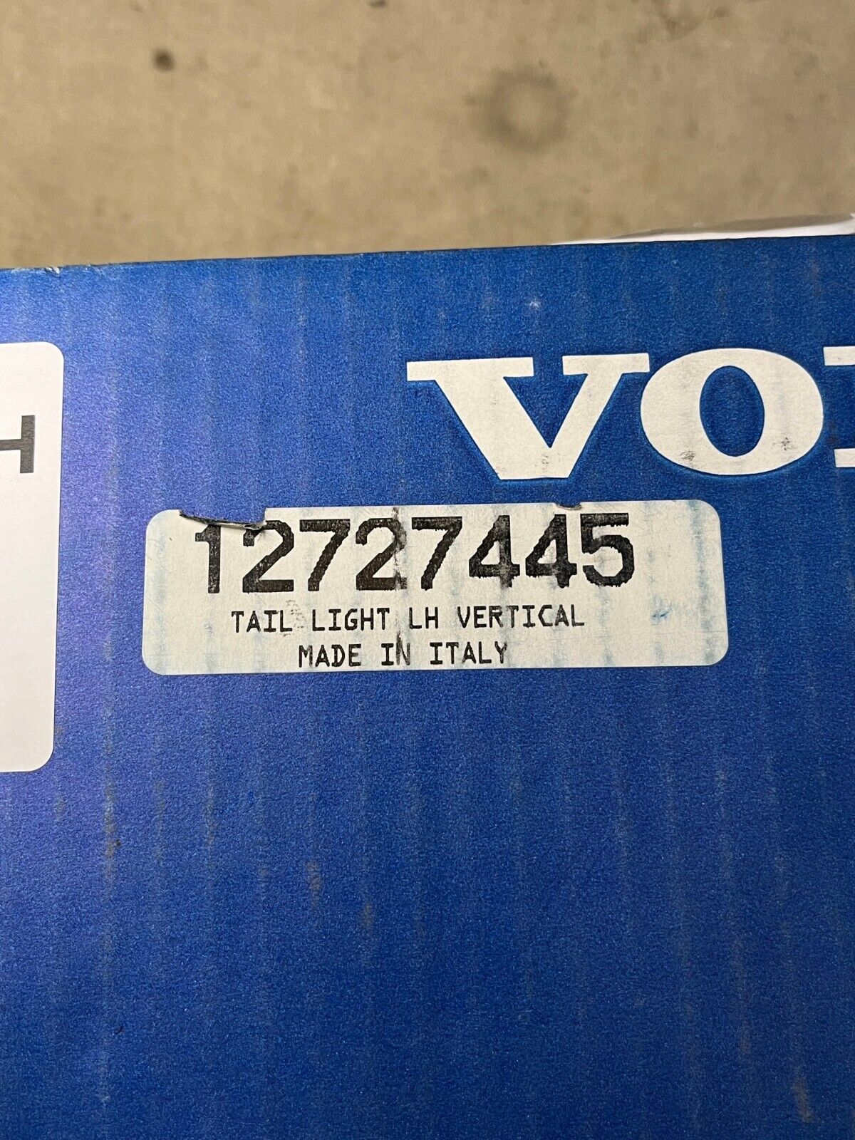 GENUINE VOLVO OEM HEAVY DUTY VEHICULAR TAIL LIGHT LH VERTICAL 12727445