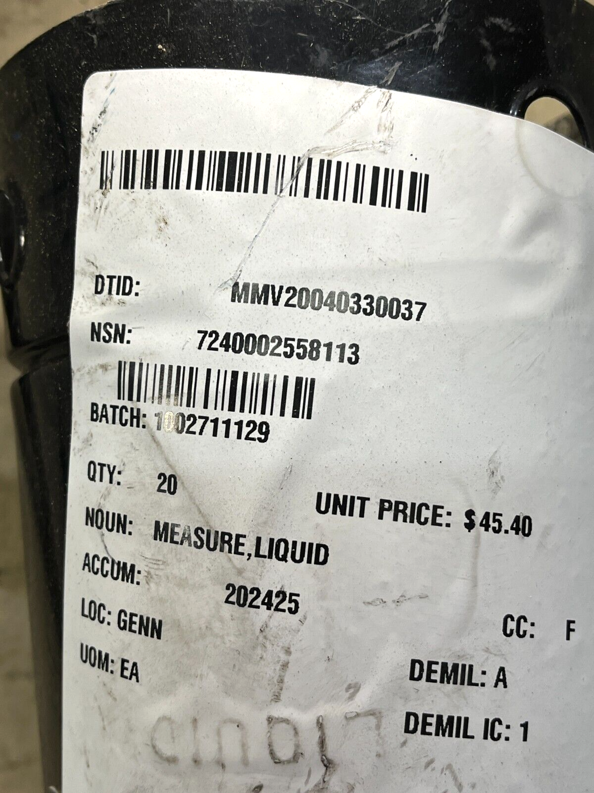 LUBRIMATIC 75-662 PAINTED MEASURE W/ FLEX SPOUT 2 QUART 7240-00-255-8113 BLACK
