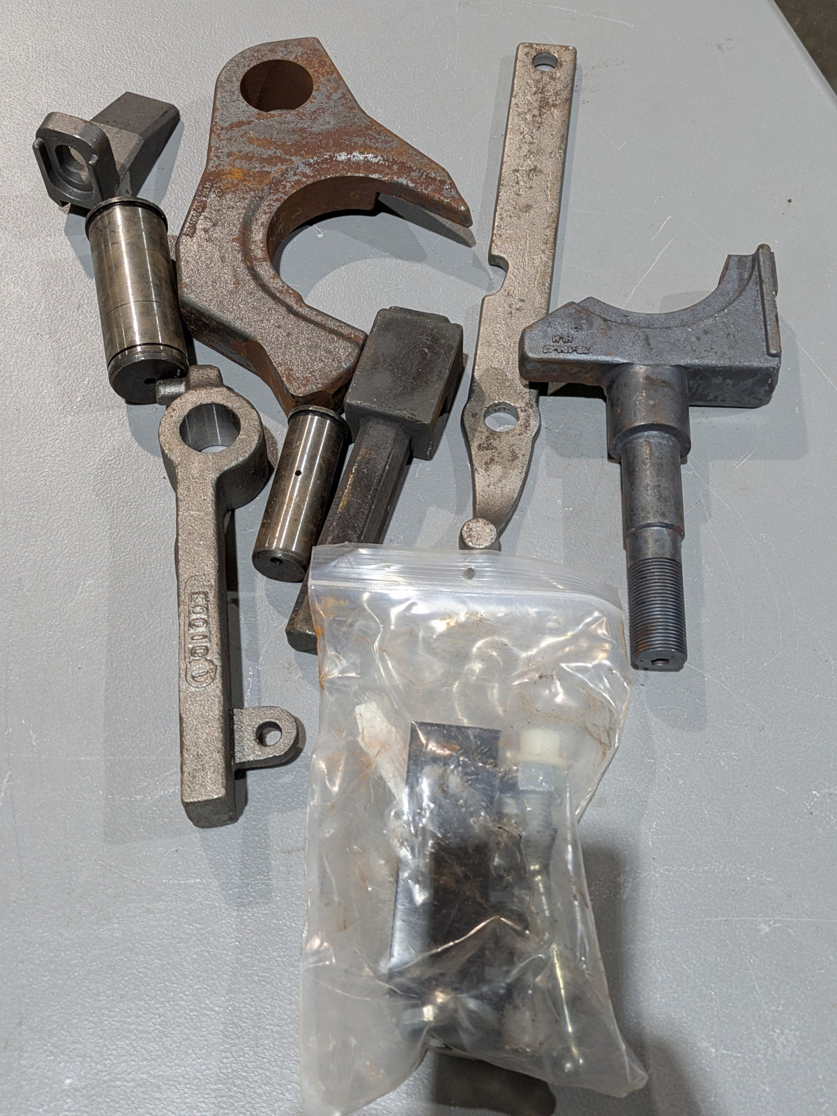 SAF-Holland, Inc. RK-65013 Parts Kit, Fifth Wheel - NSN 2510-01-159-0890 - photo 1