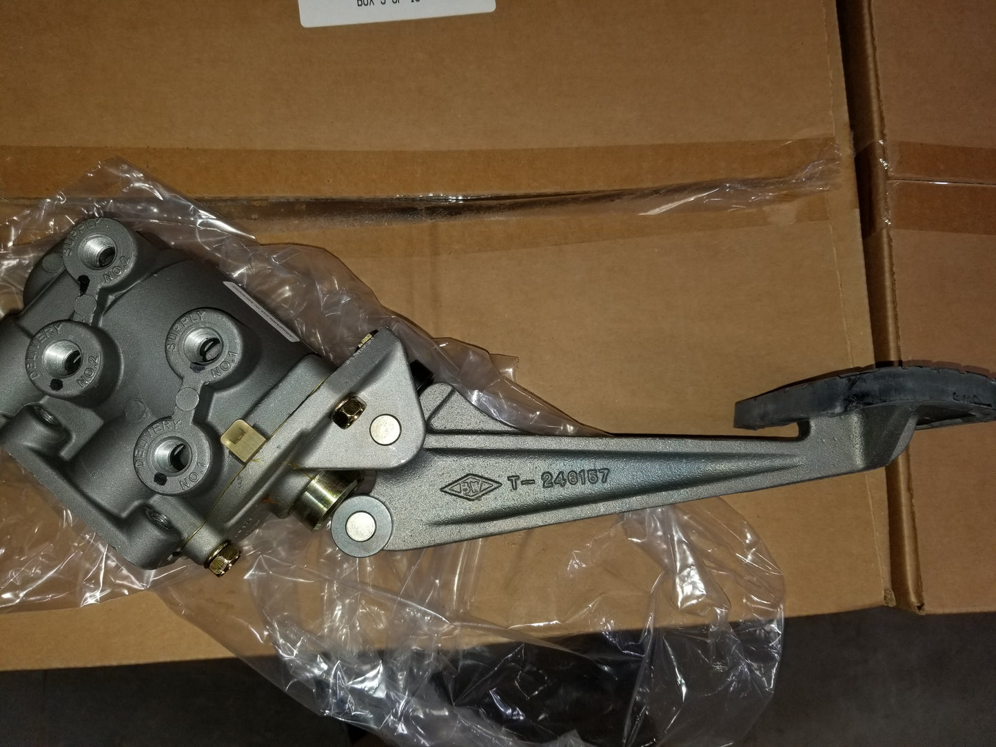 HEMTT M977 M978 M1070 HET  TREADLE VALVE 2530-01-132-9144 123907C 288268N WWS 72001-3404